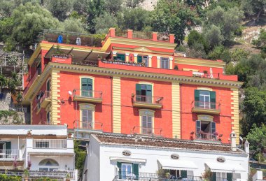 Positano şehrinde renkli evler, İtalya