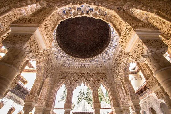 Utsmyckat tak i en lejongård i Nasrid palats i Alhambra, Granada, Spanien — Stockfoto