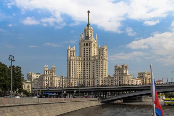 Bostadsbyggnad på Kotelnicheskaya Embankment, Moskva, Ryssland — Stockfoto