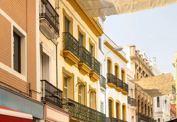 Typische alte Gebäude in Sevilla, Spanien — Stockfoto