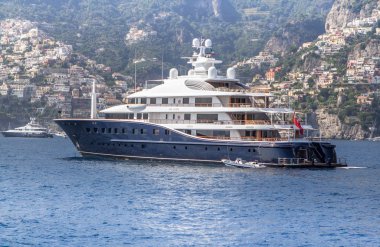 Positano, İtalya yakınlarındaki Amalfi sahilinde lüks bir yat.