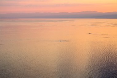 İsviçre Cenevre Gölü üzerinde gün batımı