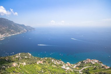 İtalya 'daki Villa Cimbrone' dan Amalfi kıyısına panoramik manzara