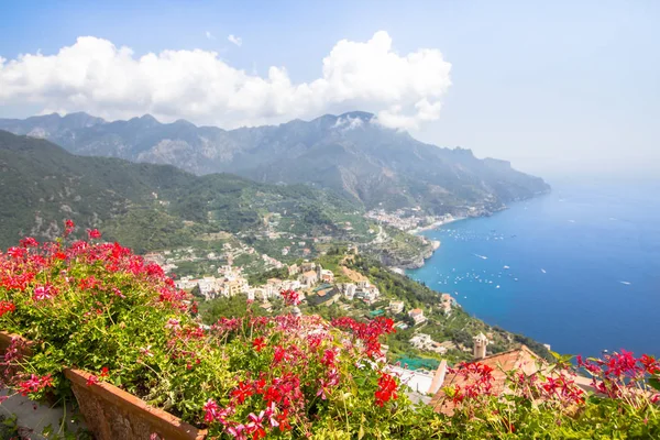 Macetas en el punto de vista de la costa de Amalfi, Italia — Foto de Stock