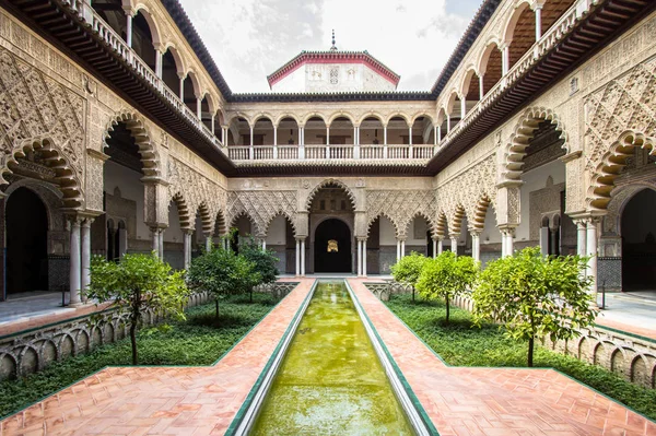 İspanya, Seville Kraliyet Sarayı 'ndaki Teras de las Doncellas. — Stok fotoğraf