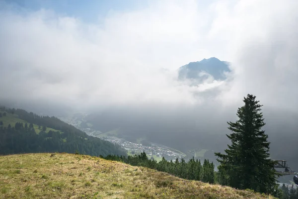Alpes en la niebla — Foto de Stock
