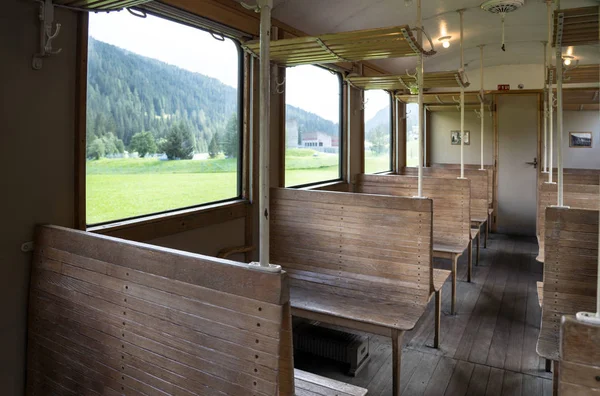 Interior da antiga carruagem ferroviária, Davos, Suíça — Fotografia de Stock