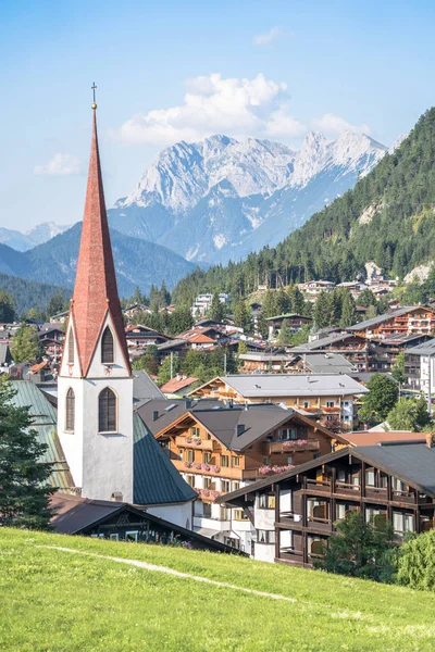 Alpine Landschaft mit Pfarrkirche, Seefeld, Österreich — Stockfoto