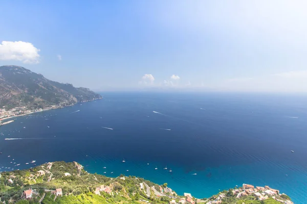 Vista panorámica de la costa de Amalfi desde la Villa Cimbrone, Ital — Foto de Stock