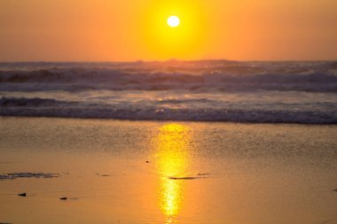 Okyanusun üzerinde güzel bir gün batımı