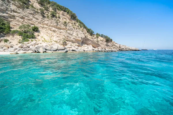 Helder azuurblauw zeewater, Sardinië, Italië — Stockfoto