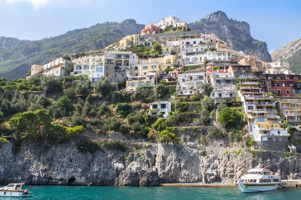 Casas coloridas na cidade de Positano, Itália — Fotografia de Stock