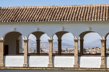 Acequia La Alhambra, Granada, Endülüs, İspanya 'da kemerli balkon