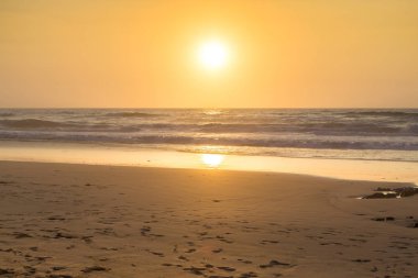 Okyanusun üzerinde güzel bir gün batımı