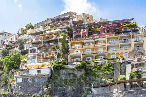 Casas coloridas na cidade de Positano, Itália — Fotografia de Stock