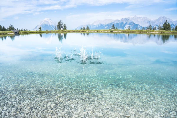 Berg landskap sjöutsikt — Stockfoto