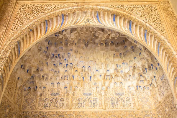 Utsmyckade taksniderier i Alhambra-palatset Granada, Spanien — Stockfoto