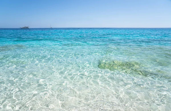 Agua de mar de color azul claro, Cerdeña, Italia — Foto de Stock