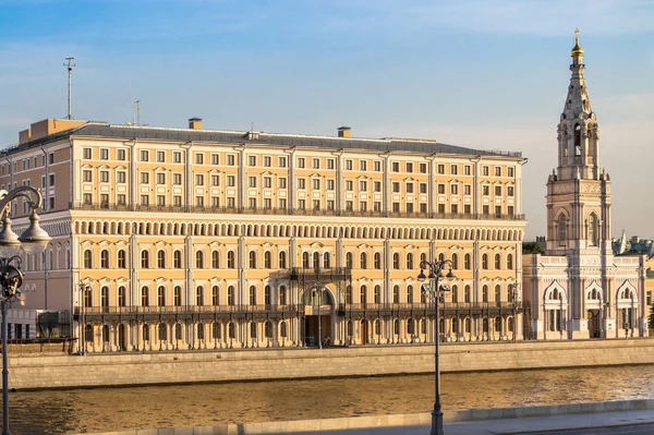 Tradiční moskevská budova na nábřeží řeky Moskvy — Stock fotografie