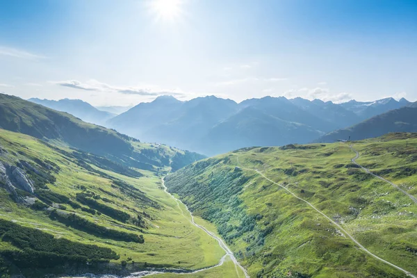 Идиллический летний пейзаж в Альпах — стоковое фото