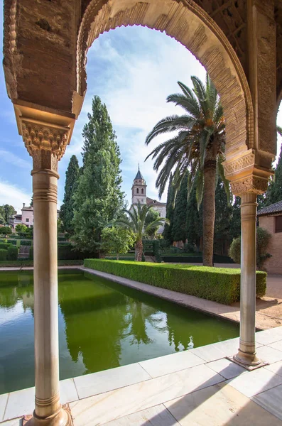 Torre de las Damas in un giardino dell'Alhambra a Granada, Spagna — Foto Stock