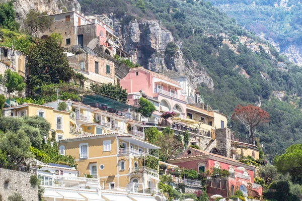 Färgglada hus i Positano stad, Italien — Stockfoto