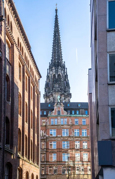 Stadsgezicht met kerk van St. Nicholas, Hamburg, Duitsland — Stockfoto