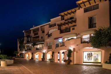 Porto Cervo 'daki markalı mağazaların cepheleri