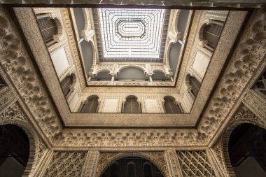Real Alcazar, Seville, İspanya 'daki Patio de las Munecas' ın cam tavanı