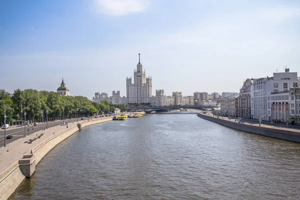 Uitzicht op Moskou aan de overkant van de rivier — Stockfoto