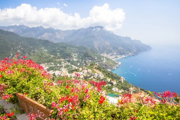 Pots de fleurs sur le point de vue sur la côte amalfitaine, Italie — Photo