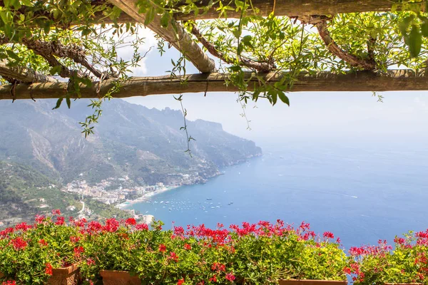 Květináče na vyhlídce ukazují na pobřeží Amalfi, Itálie — Stock fotografie