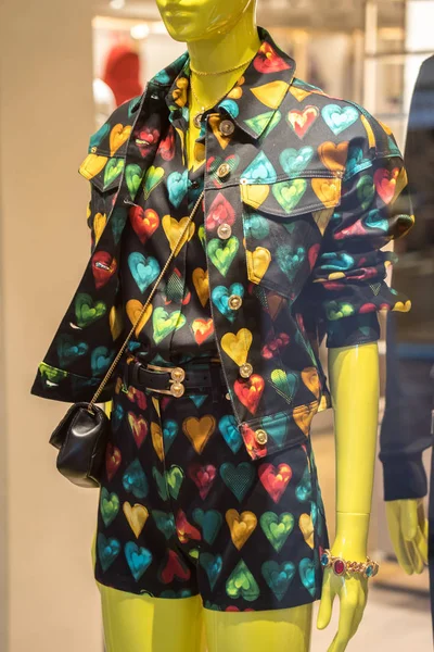 Boutique window with branded dressed mannequins — ストック写真