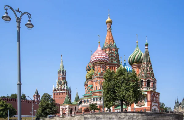 Basilikumkirche auf dem Roten Platz, Moskau, Russland — Stockfoto