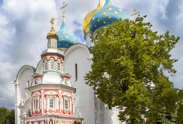 Uspensky tesoro con una capilla en Trinity Sergius Lavra, Rusia — Foto de Stock