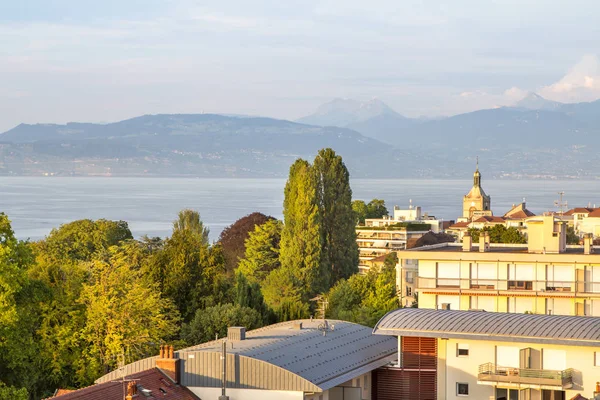 Blick über den Genfer See und Evian, Frankreich — Stockfoto