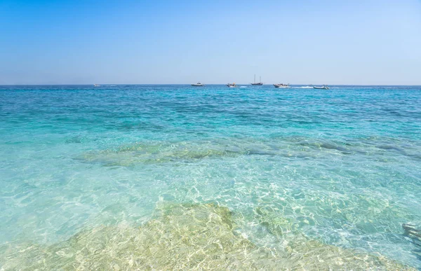 Agua de mar de color azul claro, Cerdeña, Italia — Foto de Stock