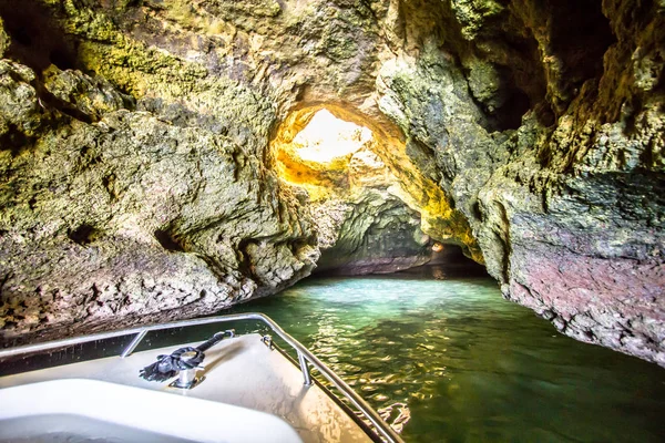 Gruta em Ponta de Piedade, Portugal — Fotografia de Stock