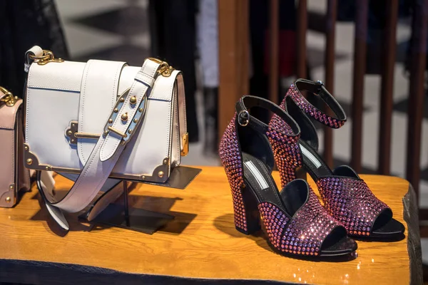 Bolsas e sapatos de marca feminina em uma loja — Fotografia de Stock