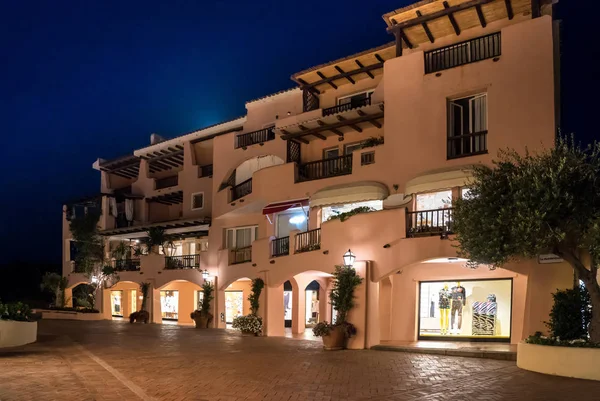 Porto Cervo, İtalya 'da markalı mağazaların cepheleri