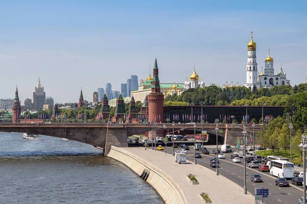 Uitzicht op Moskou aan de overkant van de rivier, Rusland — Stockfoto