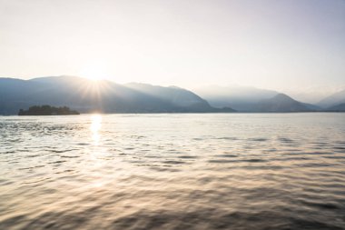 Günbatımında Maggiore Gölü, İtalya