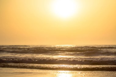 Okyanusun üzerinde güzel bir gün batımı
