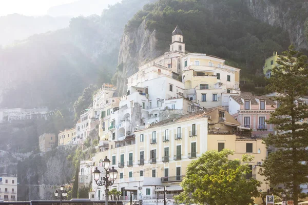 Vista de los edificios en la ciudad de Amalfi, Italia — Foto de Stock