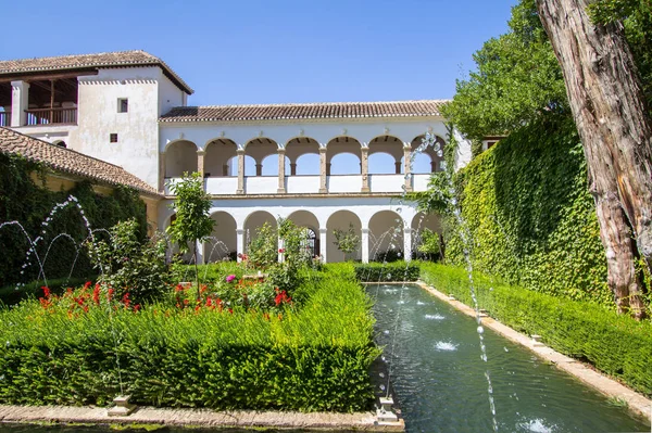 Patio de la Acequia La Alhambra, Granada, Spagna — Foto Stock