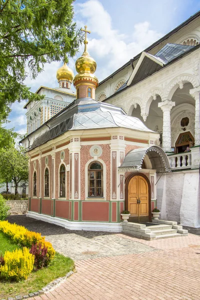 Refectorio y el templo Mikheevsky en Sergiev Posad, Rusia — Foto de Stock