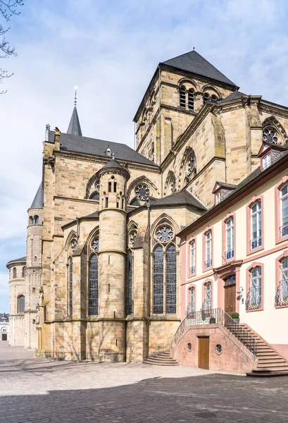 Vista lateral de la Catedral de San Pedro en Tréveris, Alemania — Foto de Stock