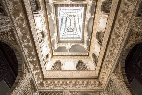 Techo de cristal del Patio de las Munecas en Real Alcázar, Sevilla, España — Foto de Stock