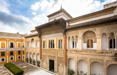 İspanya, Sevilla 'daki Real Alcazar Sarayı' nın avlusu.