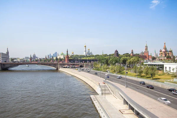 Вид на Москву через річку (Росія) — стокове фото